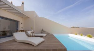 terrasse et piscine privée avec vue sur la mer Égée depuis une suite du Pnoe Luxury Suites de Santorin