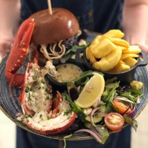 cuisine axée sur les produits de la mer et sur les viandes fumées, avec des ingrédients locaux et frais