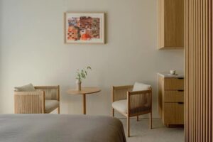 chambre dans un esprit minimaliste japonais alliant luxe contemporain et responsabilité environnementale à l'hôtel Trunk Hotel Yoyogi Park