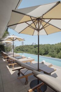 Piscine sur le toit terrasse de l'hôtel avec transats et vue panoramique