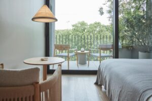 suite avec balcon et vue sur la nature du parc Yoyogi de Tokyo