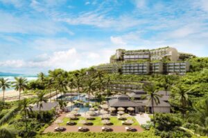 Vue de l'hôtel 1 Hotel Hanalei Bay à Hawaï, resort 5* entouré de luxuriants jardins tropicaux et offrant une vue spectaculaire sur l’océan Pacifique