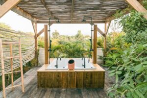 baignoire double en extérieure pour un moment romantique de détente en pleine nature