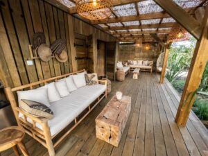 salon du lodge, complètement ouvert sur l'extérieur