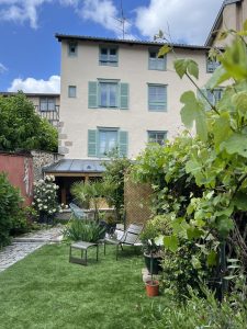 jardin de la maison d'hôte et vue sur le centre historique de Limoges