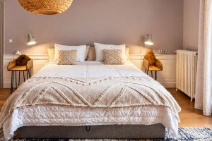 Chambre au charme authentique dans le studio avec kitchenette de la maison d’hôtes Les Allois à Limoges