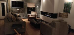 Salon cosy avec cheminée au gaz à l'appart hôtel Texel Suites