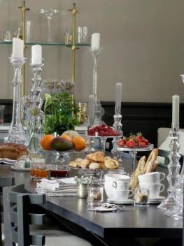 Table du petit-déjeuner avec de très bons produits qualitatifs