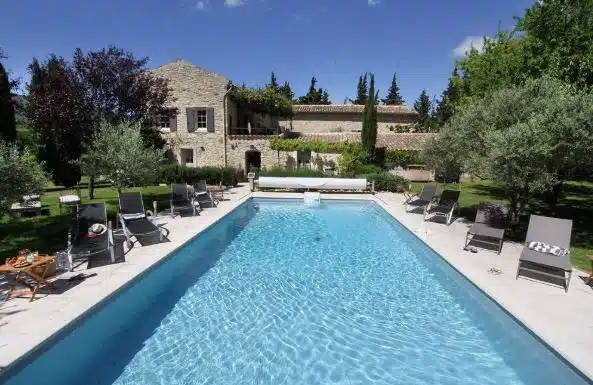 Piscine et transat dans le jardin