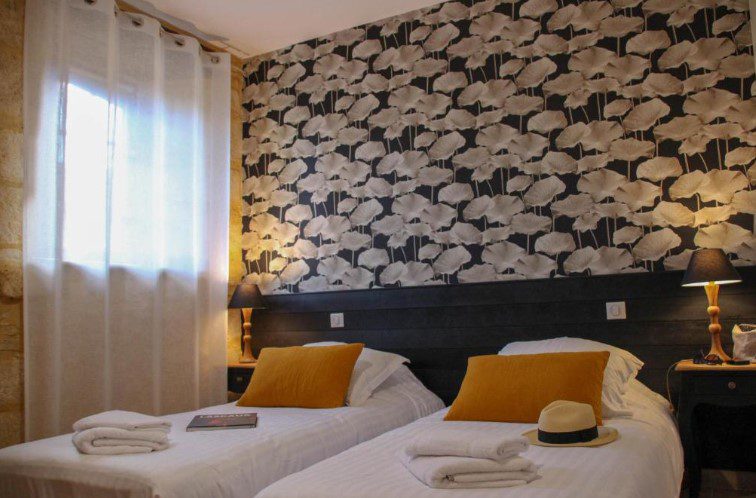 Chambre à lits jumeaux faisant partie de la chambre famille