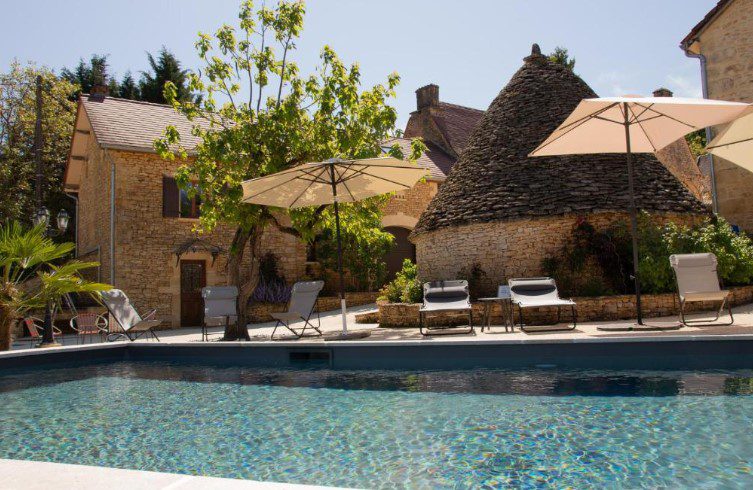 Vue de la piscine et de la borie Aux Bories de Marquay