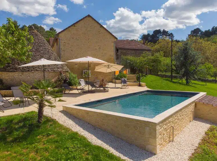 Vue piscine et jardin Aux Bories de Marquay