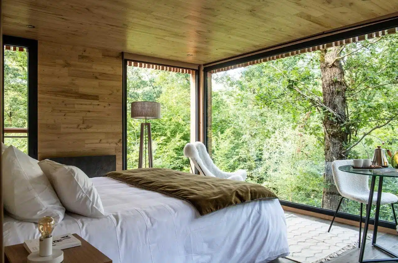 chambre dans un des lodges avec vue sur la nature environnante