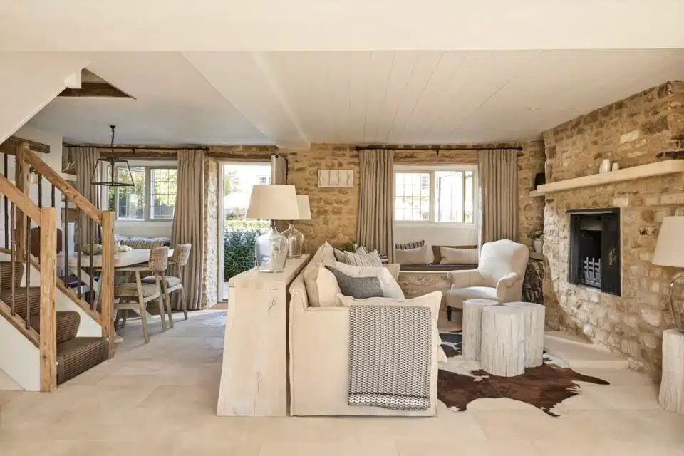 salon au coin du feu et salle à manger dans un cottage en Angleterre