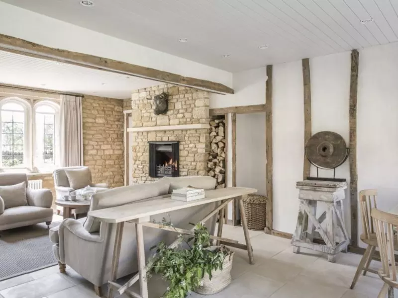 séjour cosy avec cheminée d'un cottage en location vacances