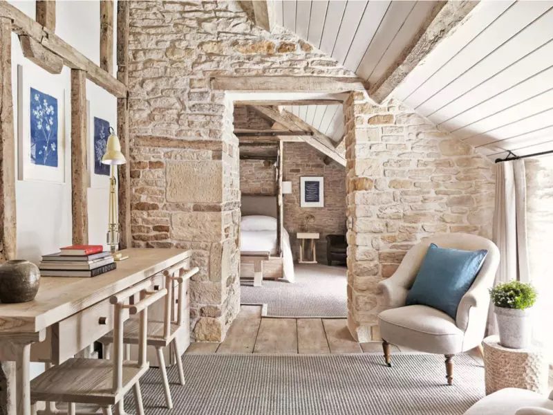 chambre cosy et chaleureuse avec petit salon et bureau