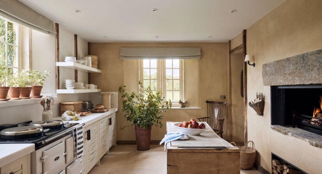 cuisine de charme avec cheminée et à la déco anglaise dans un cottage en location