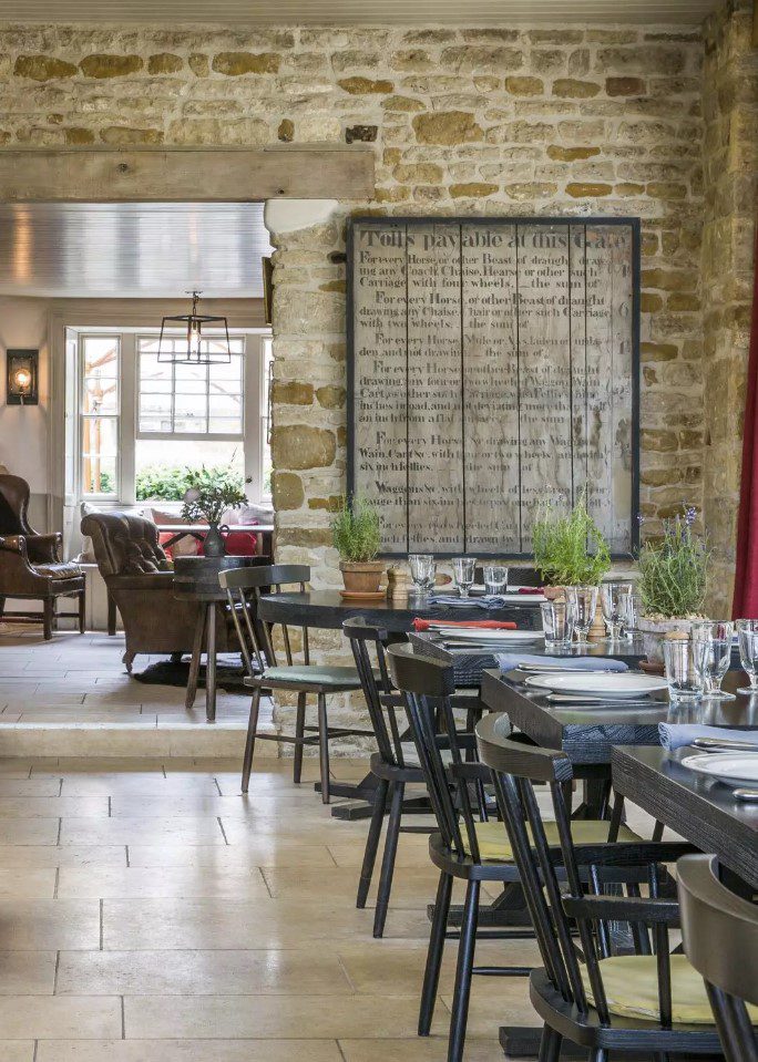 salle de restaurant de l'auberge the Wild Rabbit avec mur en pierre