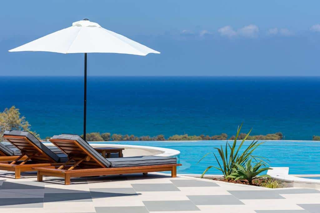 bleu turquoise de la mer et de la piscine pour un moment de détente sur les transats