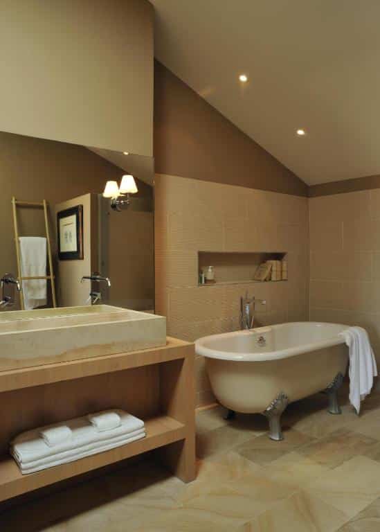 Salle de bain chaleureuse avec baignoire type victorienne