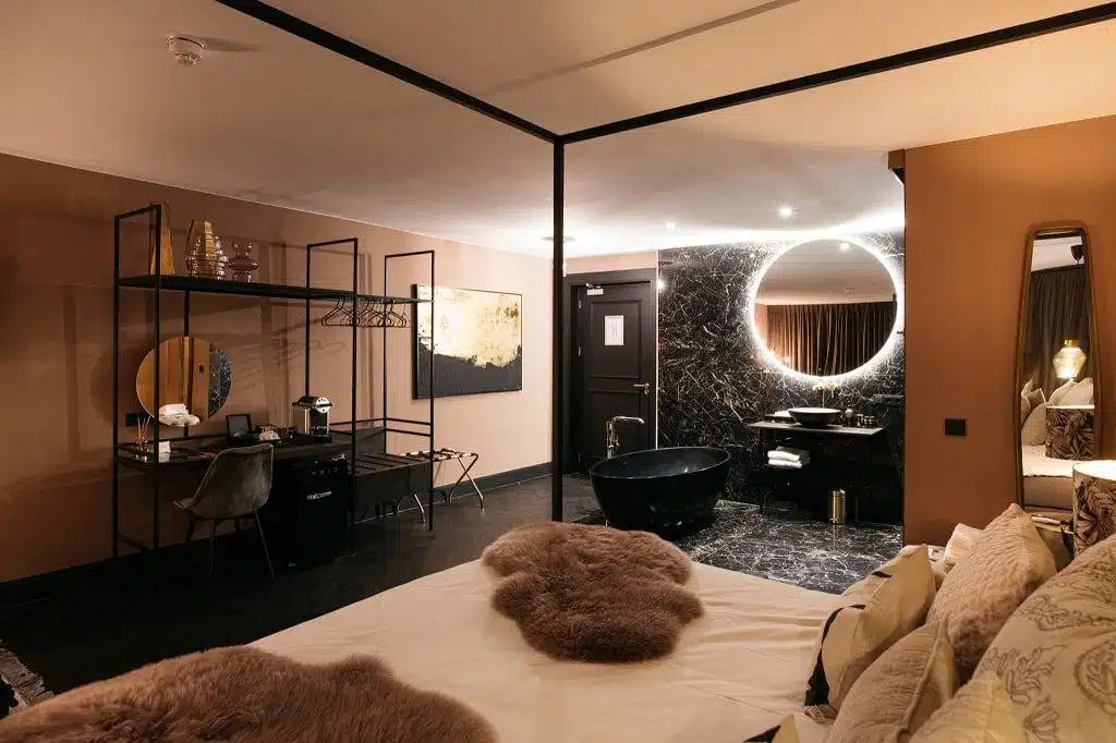 chambre cosy avec salle de bain ouverte dans un hôtel à Maastricht