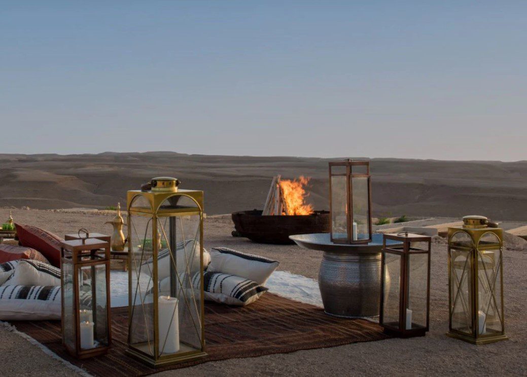 soirée au coin du feu et à la bougie au milieu du désert en Israël