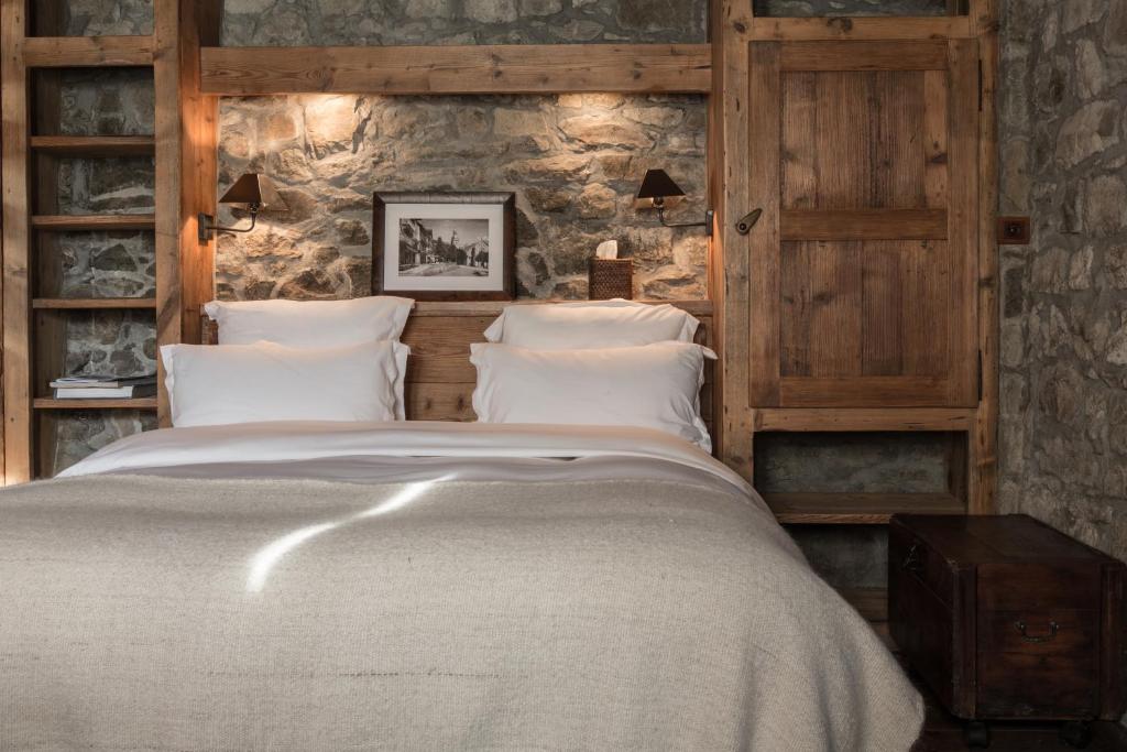 chambre avec mur en pierres apparents