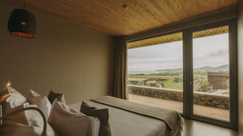 Chambre aux couleurs sombres et apaisantes avec vue sur la mer des Açores