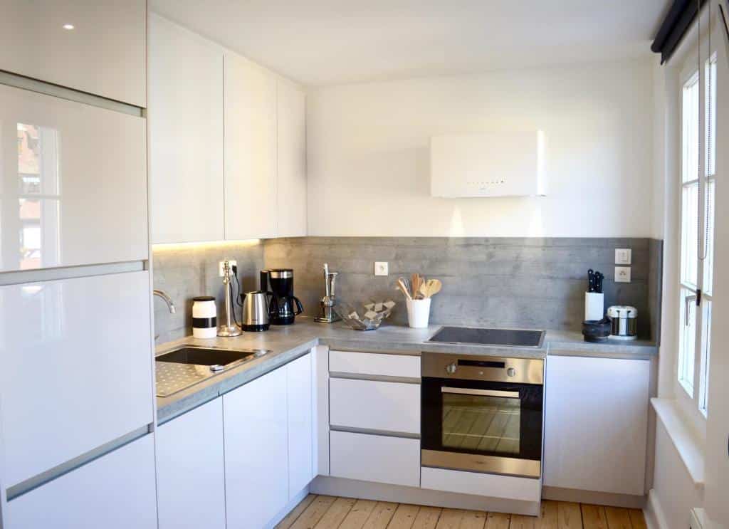 cuisine équipée dans un appartement en location de vacances tyoe airbnb