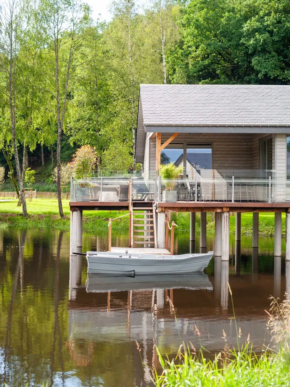 lodge sur pilotis au dessus de l'étang avec sa barque privée