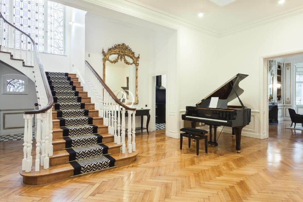 hall de la villa avec piano à demi-queue