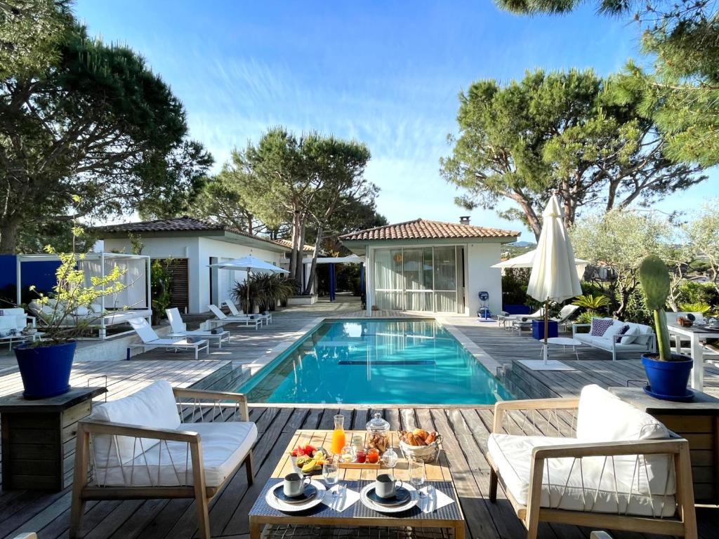 petit déjeuner pris au bord de la piscine dans la chambre d'hôtes Les Suites d'Agosta en Corse