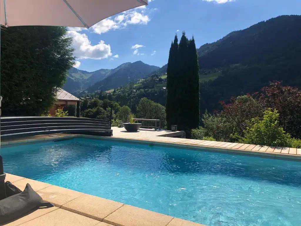 piscine à disposition de la location de vacances l'ours blanc à Le Biot en Haute savoie