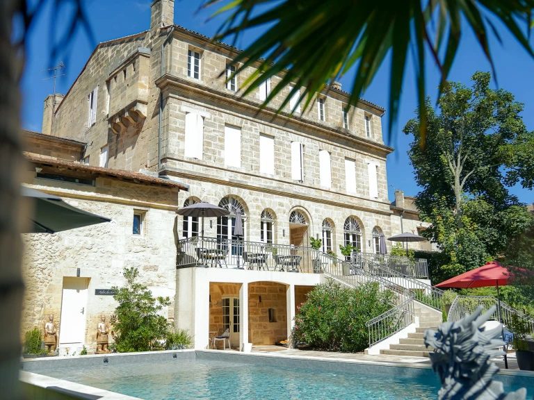 jardin avec piscine de la chambre d'hôtes je Pavillon des Millésimes dans les vignobles bordelais