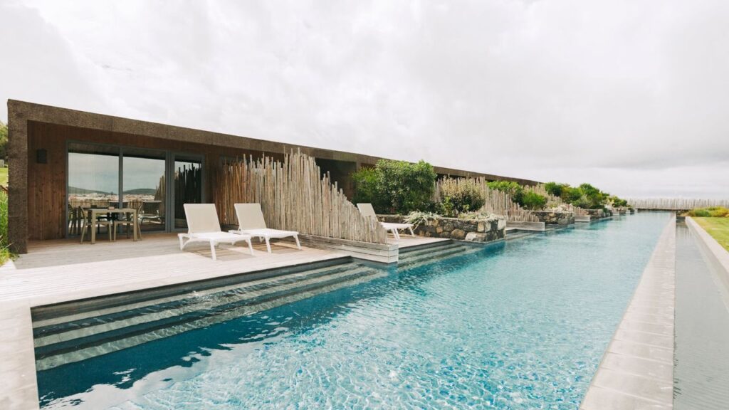 Villa avec terrasse et piscine au pied de la terrasse