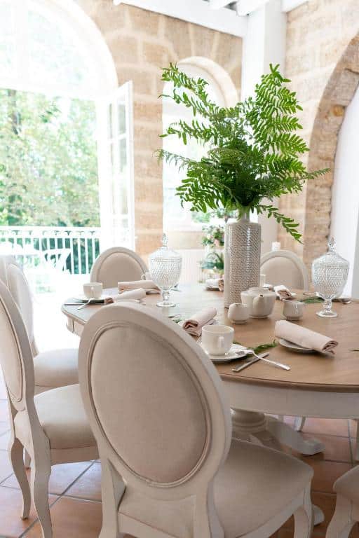 table dressée pour le petit déjeuner