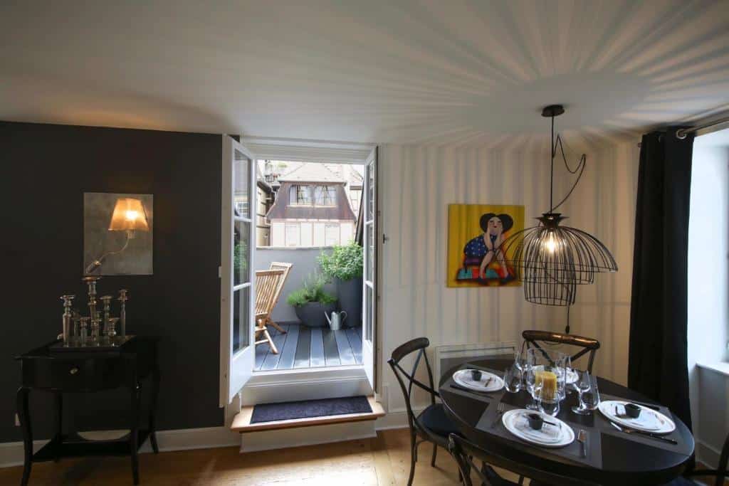 salle à manger avec accès à la terrasse avec vue sur la Lauch