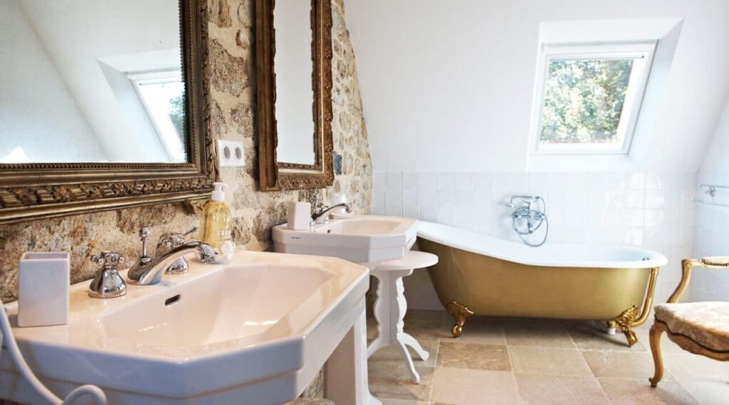 salle de bain avec le charme de la pierre apparente