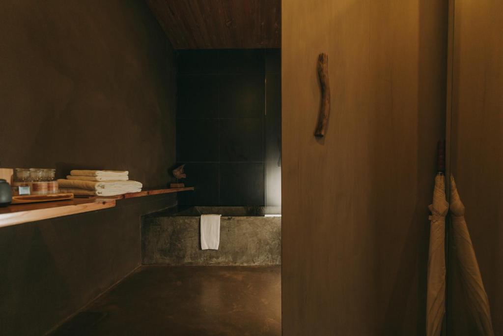 salle de bain à l'appart hôtel Santa Barbara Eco Beach Resort aux Açores