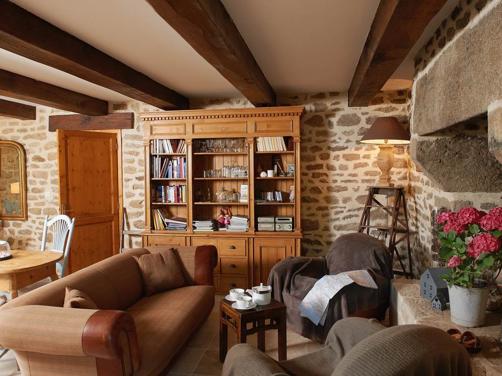 salon avec informations locales pour préparer ses visites dans le Finistère