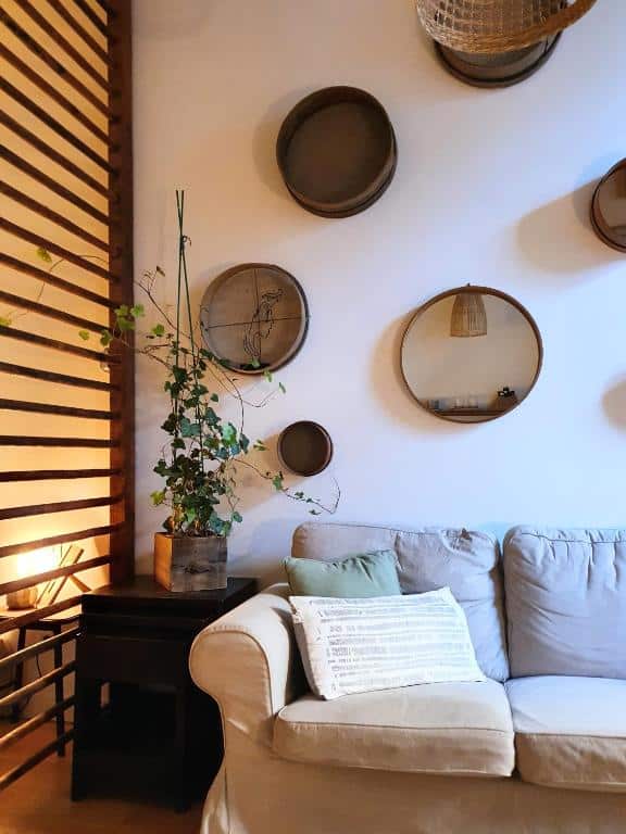 coin salon dans un studio de tourisme à louer dans le Vieux Lyon