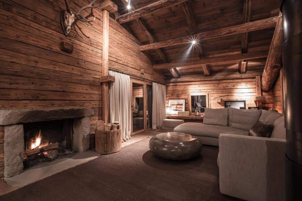 salon privé avec feu de cheminée dans la suite du Chalet 1864