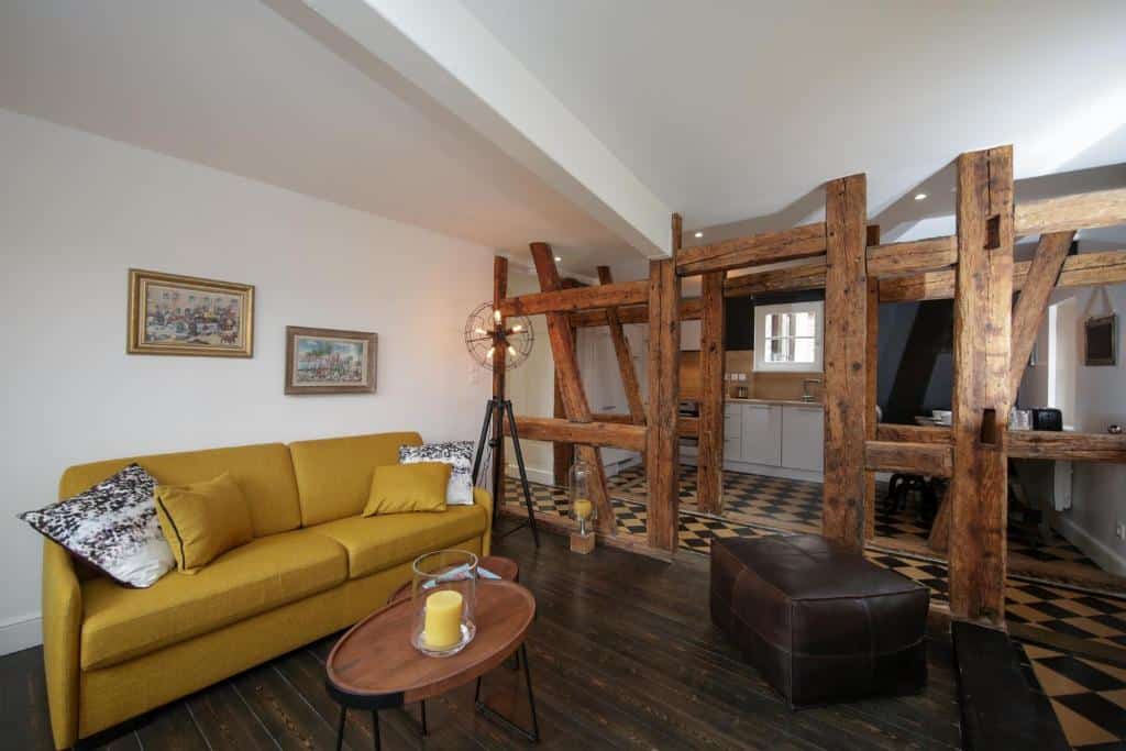 Salon avec poutres apparentes dans un appartement en location de vacances type airbnb en Alsace, dans le centre-ville historique de Colmar