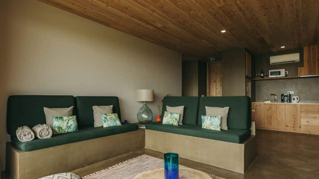 Salon d'une villa à louer à l'hôtel Santa Barbara Eco Beach Resort aux Açores