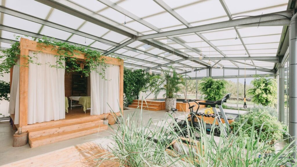 Centre de bien-être, wellness center, sous une serre avec salle de massage et fitness