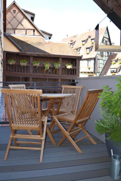 terrasse idéale pour le café ou pour déjeuner avec vue sur les maisons à colombages de Colmar