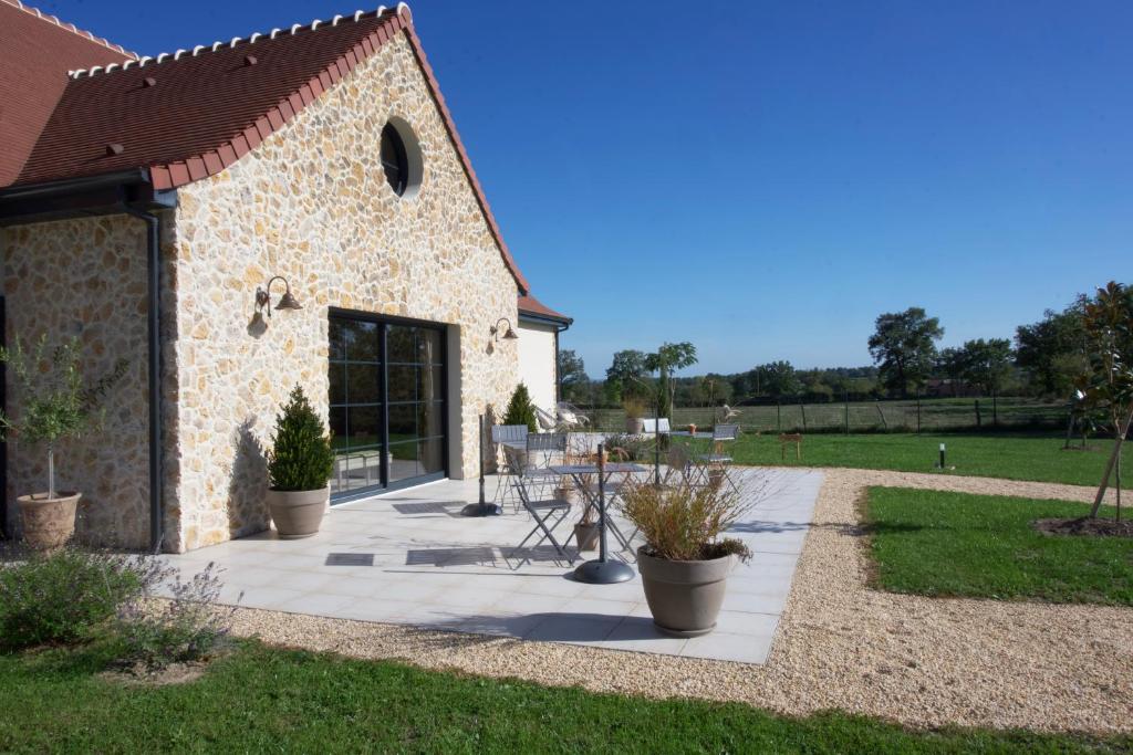 vue extérieure de la maison en pleine campagne de l'Auvergne avec sa terrasse au soleil