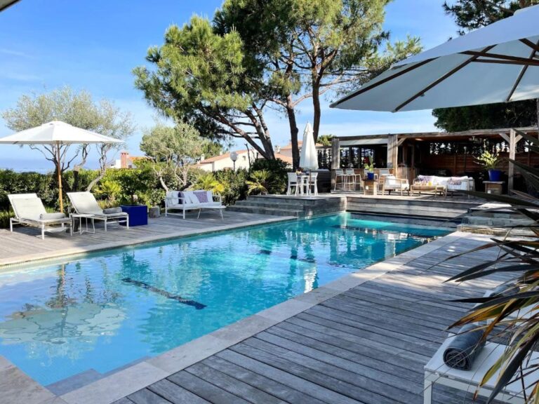 piscine extérieure avec sa terrasse et les transats en Corse