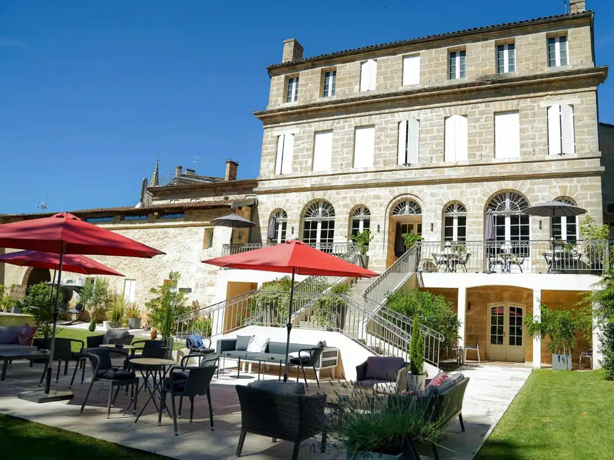 jardin ensoleillé du Pavillon des Millésimes