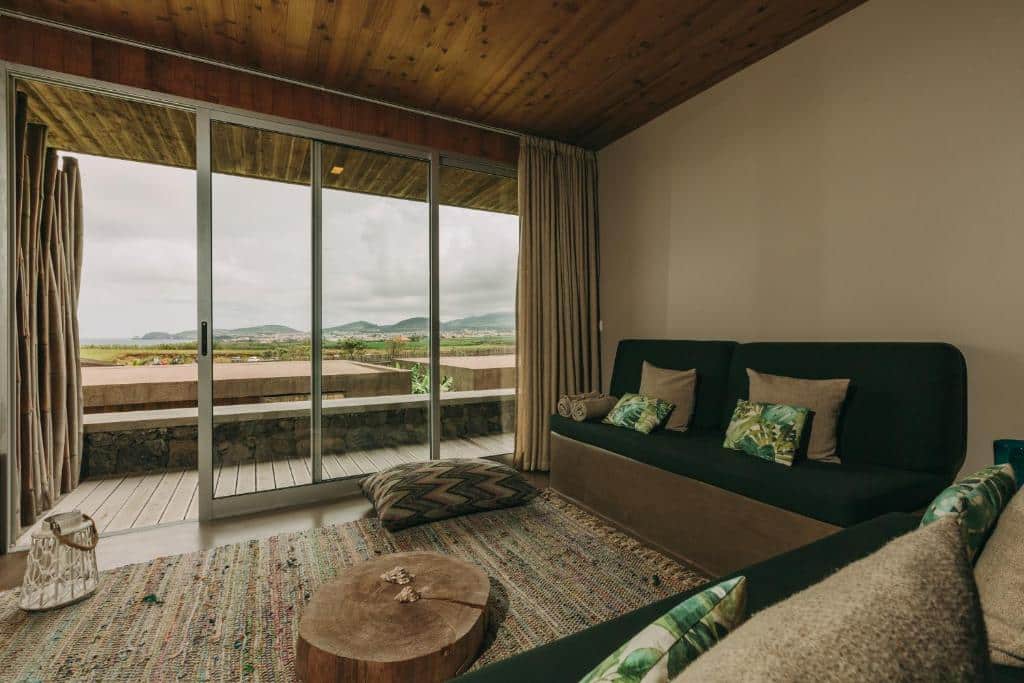 Séjour d'une villa à louer pour les vacances aux Açores à la décoration bohème chic